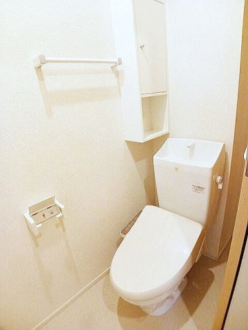 グレイスヒル弐番館のトイレ|落ち着いた色調のトイレです