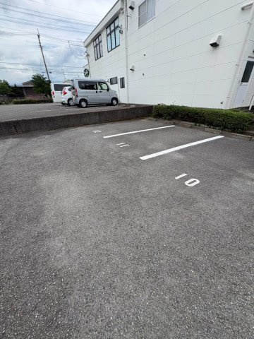 ルサージュの駐車場