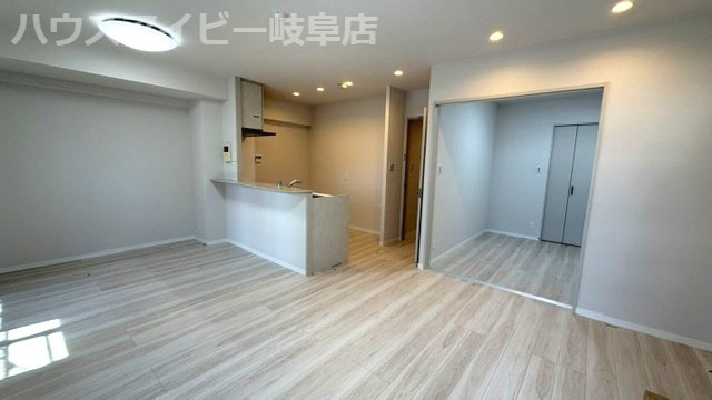ダイアパレス・ステーションプラザ新岐阜！名鉄岐阜駅まで徒歩6分！の居間・リビング|ダイアパレス・ステーションプラザ新岐阜！名鉄新岐阜駅まで徒歩6分！南東向きの明るいお部屋です♪