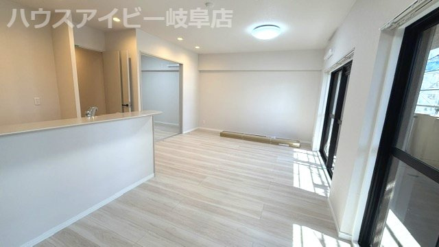ダイアパレス・ステーションプラザ新岐阜！名鉄岐阜駅まで徒歩6分！の居間・リビング|ダイアパレス・ステーションプラザ新岐阜！名鉄新岐阜駅まで徒歩6分！南東向きの明るいお部屋です♪