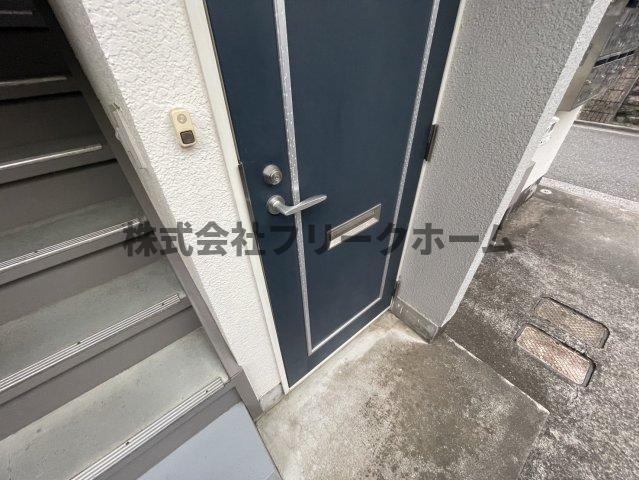 武蔵野市境南町５丁目のアパートの玄関