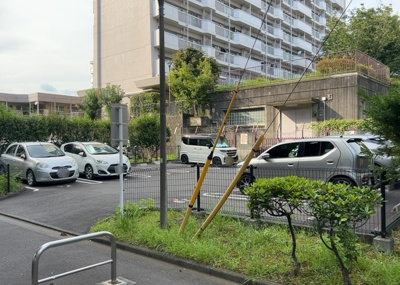 【駐輪場】 | 鳶尾団地２４街区 | マンションの駐輪場は、事前に空きがあるか確認を取ると安心です。せっかく入居したのに駐輪スペースがない！なんてことになったら大変ですよね。そこで、内見時や購入前にはまず事前に確認しておくと良いでしょう。