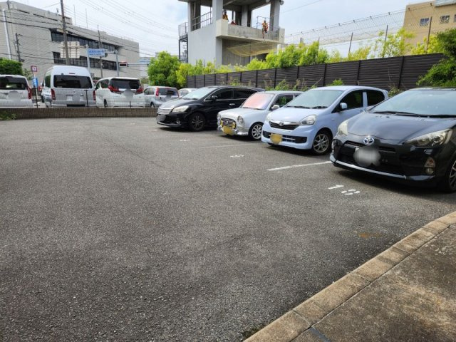 レオパレスウィニング　ロードの駐車場
