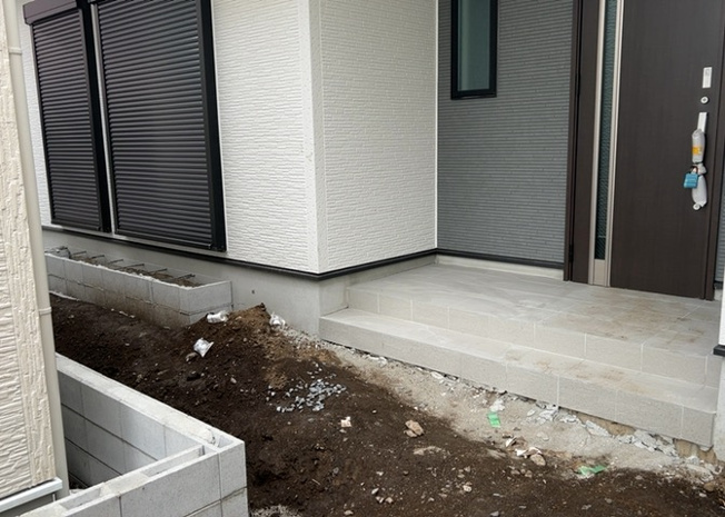 【構造・工法・仕様】 | ベタ基礎とは、柱の位置に関係なく全体に基礎がある事を指し、面積が大きい分建物の重さを全体に分散できます。また、地面からの湿気や害虫を遮断でき、木造住宅で心配されるシロアリ被害を防ぐ効果も期待できます。