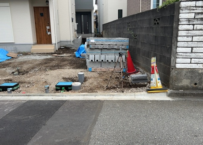 【前面道路含む現地写真】 | 道幅が狭い場所は比較的土地の値段が低いことが多く、また交通量が少ないため騒音が少なく静かな環境で過ごせます。また、小さいお子様がいるご家庭も安心です。一方で車の駐車が難しいというデメリットもあります。