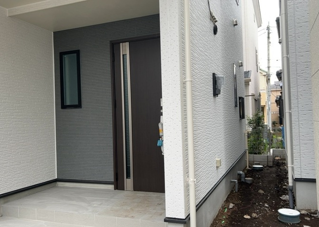 【内装】 | 建物建築の外壁の主流となっているサイディング仕様は、板を外壁に貼り合わせる施工方法です。金属系・木質系・窯業系があり、断熱性や耐用性などが異なります。外壁の色やデザインなど詳細は現地でご確認ください。