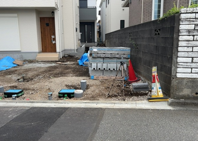 【前面道路含む現地写真】 | 住宅用の土地では前面道路に2m以上接していなければならないと法律で定められています。しかし、お持ちの車のサイズやライフスタイルなどにより、2mでは利便が悪い場合もございますので、事前に確認しましょう。