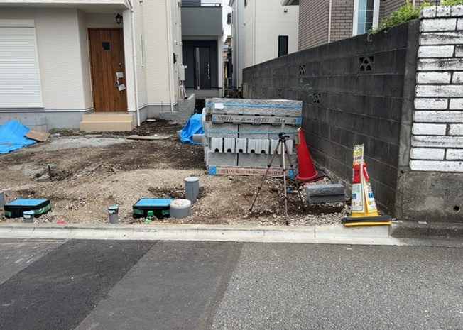 【前面道路含む現地写真】 | お持ちの車種によっては前面道路が広い方が便利でしょう。しかし、前面道路が広ければその分交通量が多くなるため、騒音などが気になる場合があります。実際に現地を見学し、周辺交通量や騒音などを確認しましょう！