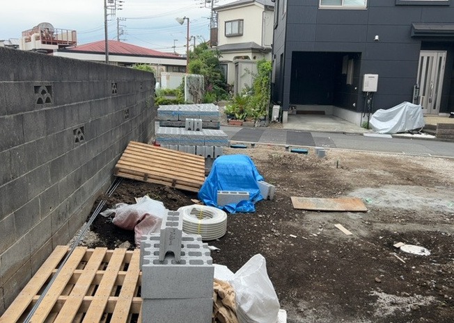 【駐車場】 | 駐車場と明記されていても、最小スペースでつくられた駐車場だと大型車は駐車できなかったり、出入りしにくくなったりする可能性があります。お車のサイズと購入したい物件の駐車場のサイズを現地で確認しましょう。