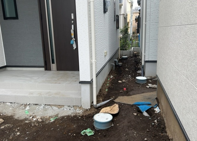 【庭】 | 庭があることでガーデニングや家庭菜園はもちろん、こどもの遊び場やペットを放して遊ぶことができます。また、家の周囲に余裕があるということです。隣地との間があれば、十分な日当たりと、風通しが確保できます。