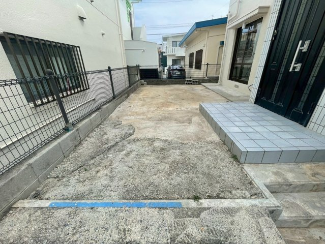 沖縄市高原７丁目の中古一戸建の駐車場