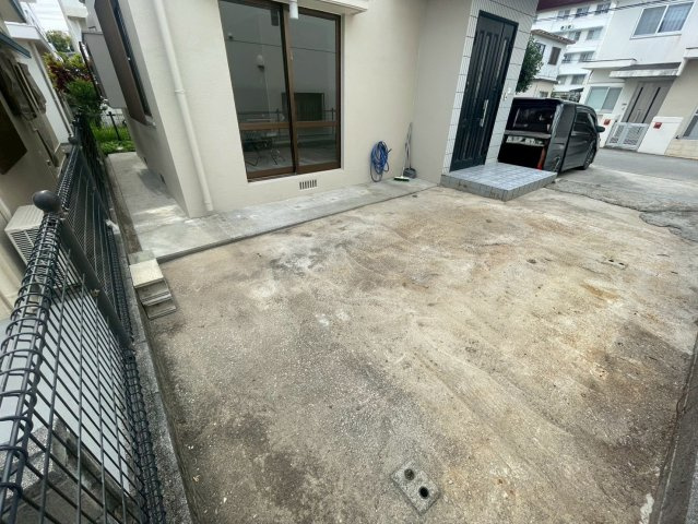 沖縄市高原７丁目の中古一戸建の駐車場