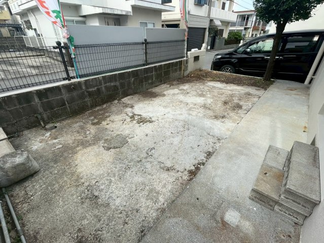 沖縄市高原７丁目の中古一戸建の駐車場