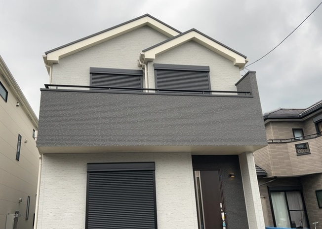 【バルコニー】 | バルコニーは、室外の専用スペースのうち、「屋根がなく開放された空間」であるものを指します。ベランダより広いタイプのものが多く、日当たりもよいため家庭菜園などを楽しみたい人にとって適した環境となります。