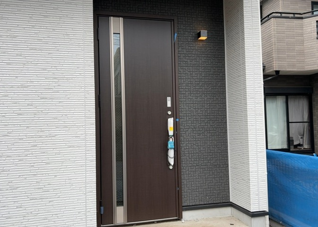 【玄関】 | 玄関は家の顔でもあり、家族以外の目にも止まる場所です。玄関は外との間を仕切る扉、靴などをしまっておく収納スペース、靴脱ぎのたたきスペース、来客とのやり取りをするドアホンなど複数のアイテムからなります。