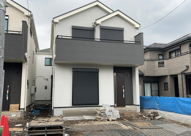 【前面道路含む現地写真】 | 道幅が狭い場所は比較的土地の値段が低いことが多く、また交通量が少ないため騒音が少なく静かな環境で過ごせます。また、小さいお子様がいるご家庭も安心です。一方で車の駐車が難しいというデメリットもあります。