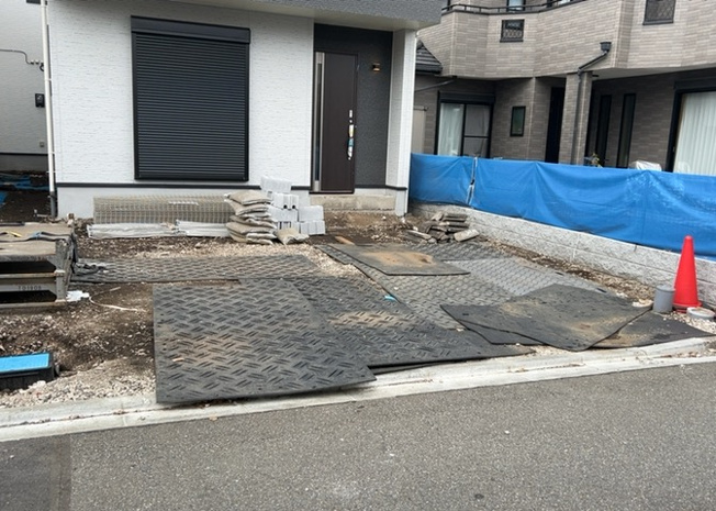 【駐車場】 | 車一台あたりに必要なスペースは、標準サイズの普通自動車で横幅2m50cm、長さ5mは必要になります。ただし、乗降のことも考慮して横幅3m30cm、長さ5m50cmほどは確保できるところを選びましょう。