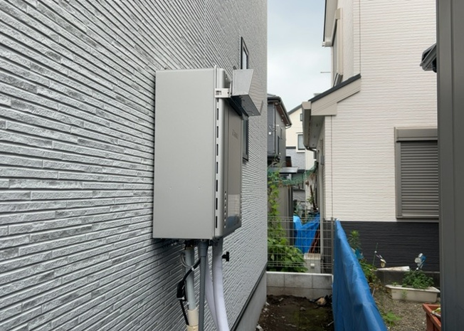 【発電・温水設備】 | 省エネ給湯器とは従来型の給湯器より熱効率が高く、少ない燃料でたくさんのお湯を沸かすことが出来る高効率な給湯器のことを指します。また、省エネ給湯器には種類があり、利便性や効果なども様々です。