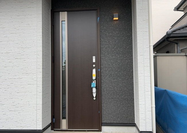 【セキュリティ】 | モニターで来訪者を確認して、目的が分からない場合はインターホンを通じて室内から会話することができます。怪しいと感じた場合はインターホン越しにお帰りいただくことができるので、直接会うことがなく安全です。