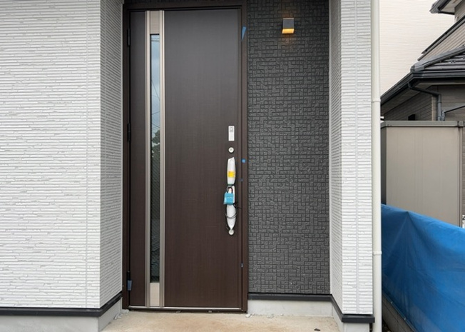 【玄関】 | 玄関は、狭すぎると複数人で使いにくく、広すぎても無駄な空間になりがちです。最低2畳を目安にして、家の広さとの兼ね合いや家族の人数を考慮して決めるとよいでしょう。現地を見学して快適な玄関を選びましょう！