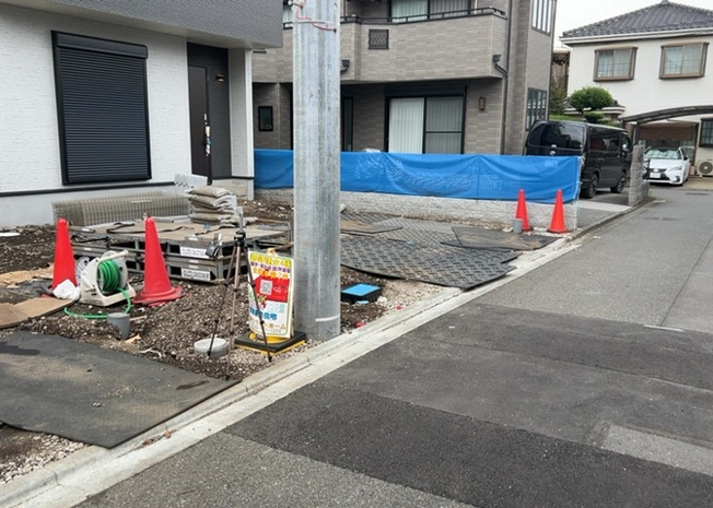 【前面道路含む現地写真】 | 住宅用の土地では前面道路に2m以上接していなければならないと法律で定められています。しかし、お持ちの車のサイズやライフスタイルなどにより、2mでは利便が悪い場合もございますので、事前に確認しましょう。