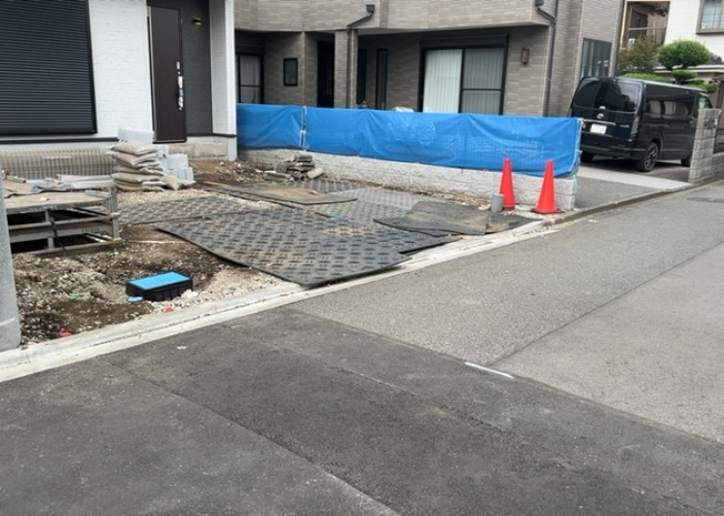 【前面道路含む現地写真】 | お持ちの車種によっては前面道路が広い方が便利でしょう。しかし、前面道路が広ければその分交通量が多くなるため、騒音などが気になる場合があります。実際に現地を見学し、周辺交通量や騒音などを確認しましょう！