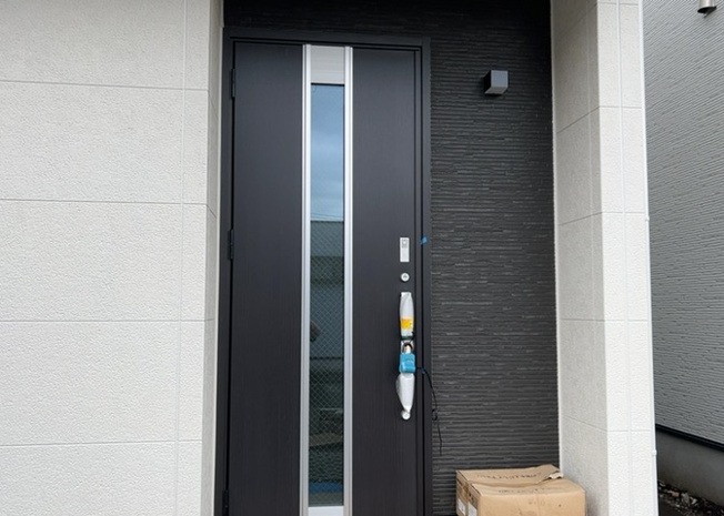 【玄関】 | 玄関は家の顔でもあり、家族以外の目にも止まる場所です。玄関は外との間を仕切る扉、靴などをしまっておく収納スペース、靴脱ぎのたたきスペース、来客とのやり取りをするドアホンなど複数のアイテムからなります。