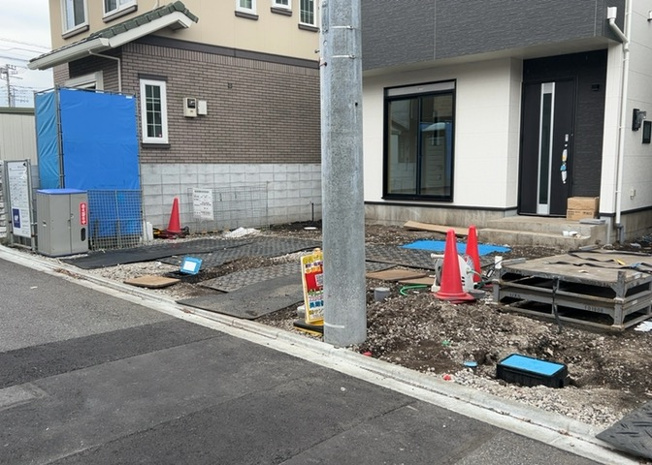 【前面道路含む現地写真】 | 道幅が狭い場所は比較的土地の値段が低いことが多く、また交通量が少ないため騒音が少なく静かな環境で過ごせます。また、小さいお子様がいるご家庭も安心です。一方で車の駐車が難しいというデメリットもあります。