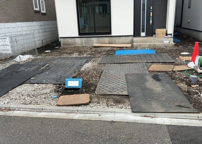 【駐車場】 | 車一台あたりに必要なスペースは、標準サイズの普通自動車で横幅2m50cm、長さ5mは必要になります。ただし、乗降のことも考慮して横幅3m30cm、長さ5m50cmほどは確保できるところを選びましょう。
