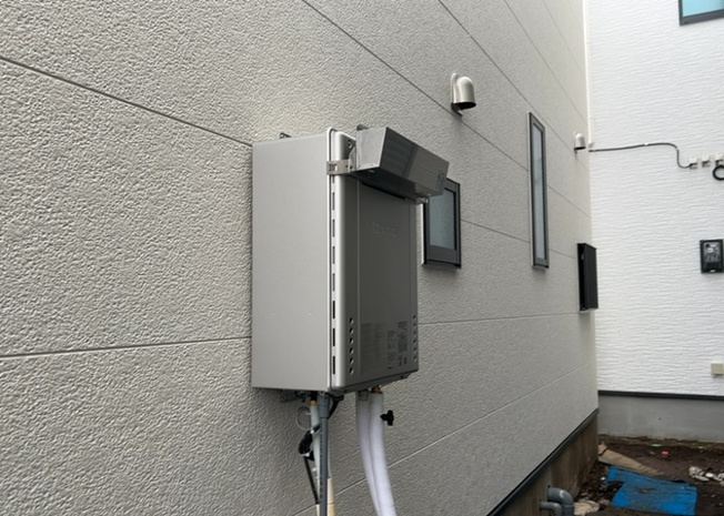 【発電・温水設備】 | 省エネ給湯器とは従来型の給湯器より熱効率が高く、少ない燃料でたくさんのお湯を沸かすことが出来る高効率な給湯器のことを指します。また、省エネ給湯器には種類があり、利便性や効果なども様々です。