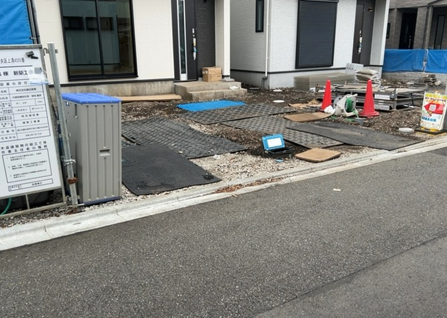 【前面道路含む現地写真】 | 住宅用の土地では前面道路に2m以上接していなければならないと法律で定められています。しかし、お持ちの車のサイズやライフスタイルなどにより、2mでは利便が悪い場合もございますので、事前に確認しましょう。