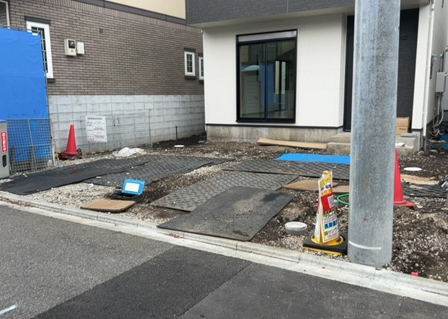 【前面道路含む現地写真】 | お持ちの車種によっては前面道路が広い方が便利でしょう。しかし、前面道路が広ければその分交通量が多くなるため、騒音などが気になる場合があります。実際に現地を見学し、周辺交通量や騒音などを確認しましょう！