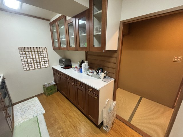 別邸桜乃庄のキッチン|食器棚付きで、お皿・グラスなどたくさん収納できます。