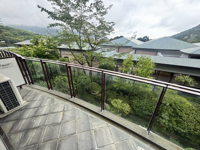 別邸桜乃庄のバルコニー|海は見えませんが、小鳥のさえずりをお楽しみいただけます。