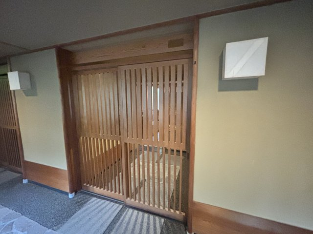 別邸桜乃庄の玄関|数寄屋造りの室内をぜひ、お楽しみください。