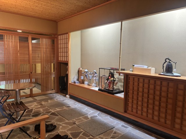 別邸桜乃庄の玄関|石畳の玄関が素敵です。
