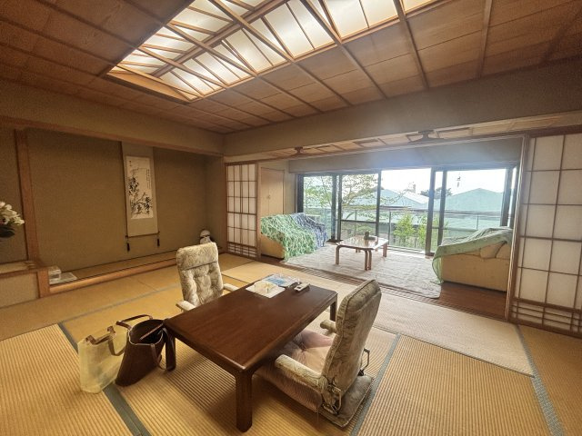 別邸桜乃庄のその他|メインの和室部分は12帖ほどございます。床の間にお好きな掛け軸を飾られてはいかがでしょうか。
