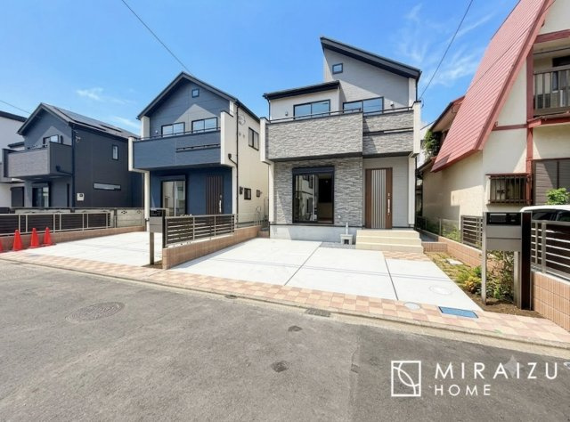 【外観】 | 青く澄み渡った綺麗な空と、陽の光をたっぷりと受ける、そんな新築住宅で新生活をスタートしてみませんか？見学・ご相談等、ミライズホーム(株)までお気軽にご連絡下さい。