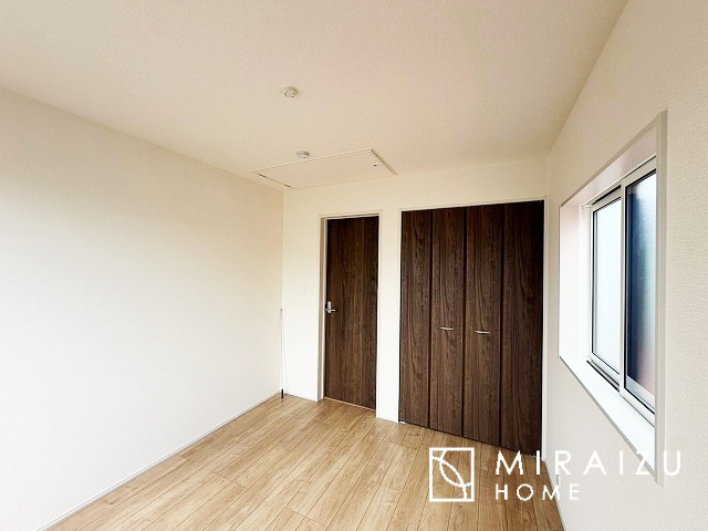 【子供部屋】 | 床のフローリングもオシャレな洋室が嬉しいです。独立性のある住宅ですので、各居室それぞれ、テイストの違うお部屋インテリア造りをしても面白いかもしれませんね！