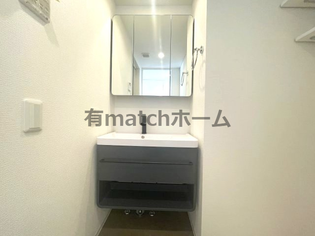 セレニテ十三ミラクの独立洗面台