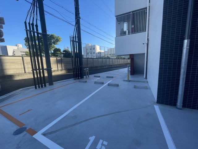 セレニテ十三ミラクの駐車場