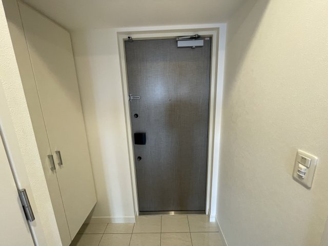 Dimus新大阪の玄関|同マンション反転タイプの間取り写真