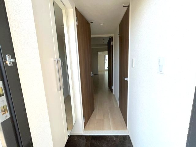 リアライズ今里南の玄関|写真は、他部屋の反転間取りです。(現況優先)