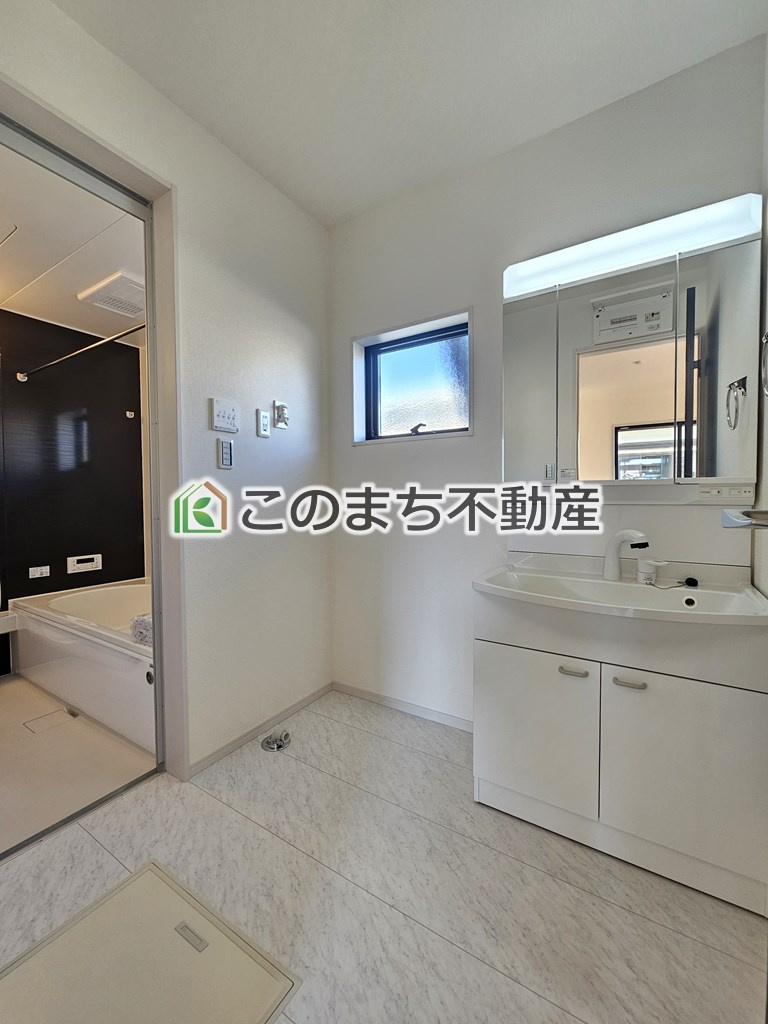 LiveleGarden.S大田原市野崎の洗面所|同社施工物件の写真です。※建具やフローリング、その他仕様が違う場合がございます。シャンプードレッサーで朝の身支度♪伸びるホースでお掃除も簡単清潔です！