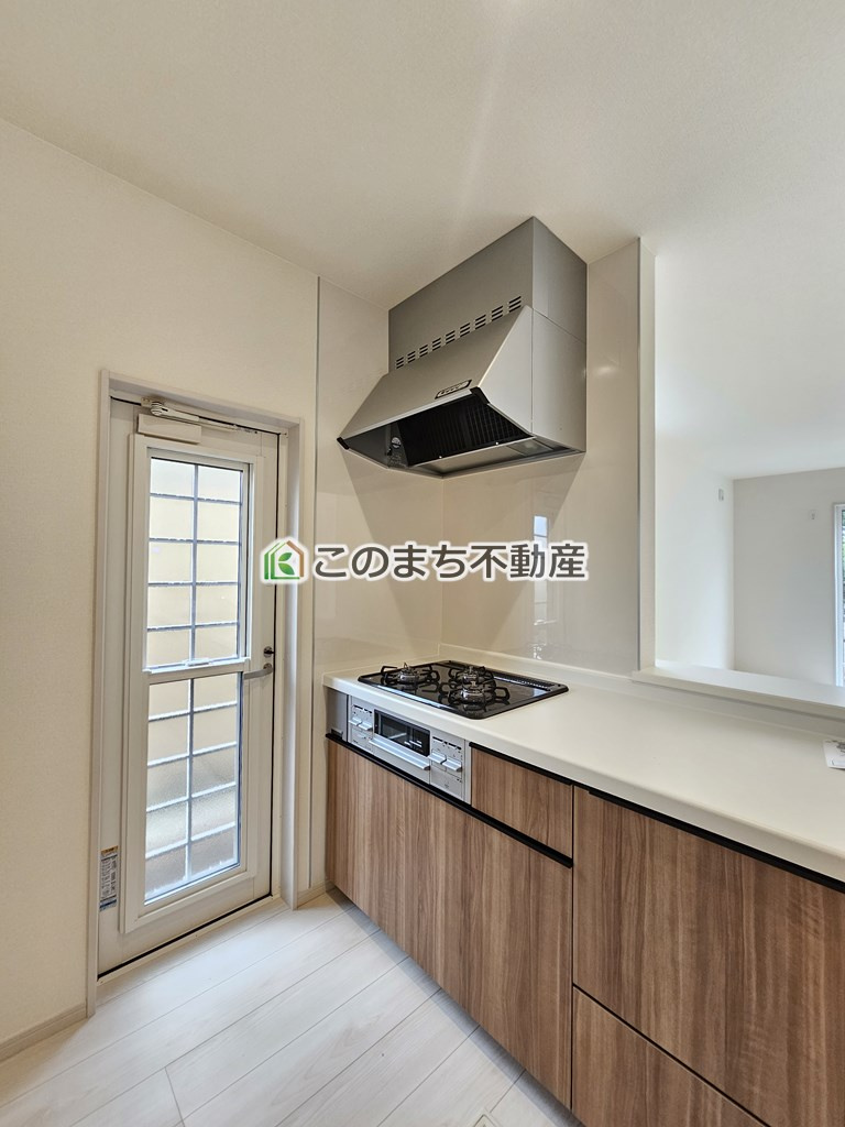 LiveleGarden.S大田原市野崎のキッチン|三ツ口コンロ採用で、同時調理もスムーズ◎！お料理を並べられるカウンター付きで、配膳・片付けをサポート！リビングで過ごすご家族とコミュニケーションを楽しみながら作業可能です♪