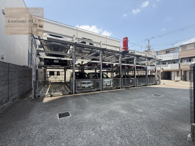 シャトー三愛の駐車場