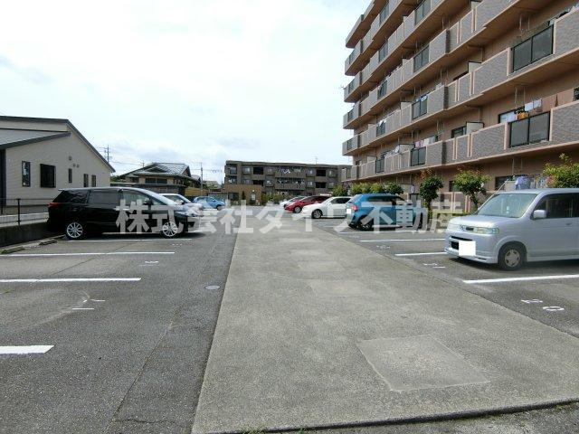ラフィーネＫの駐車場
