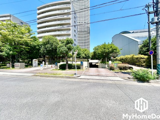 ザ・シーン城北アストロタワーの駐車場