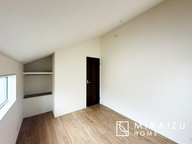 【子供部屋】 | お子様のお部屋にも主寝室にも使えますね。窓が二面についていますので採光もばっちり、空気の入れ替えもOK！自分のお部屋を持ちたいお子様の夢を叶えます！