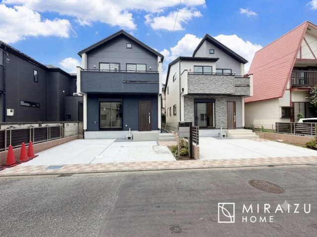 【外観】 | 青く澄み渡った綺麗な空と、陽の光をたっぷりと受ける、そんな新築住宅で新生活をスタートしてみませんか？見学・ご相談等、ミライズホーム(株)までお気軽にご連絡下さい。